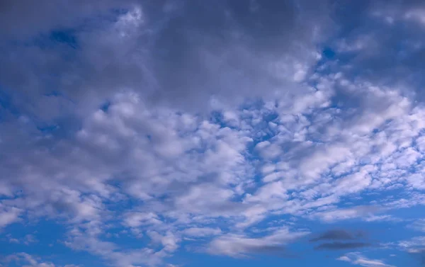 Sfondo cielo blu con nuvole — Foto Stock