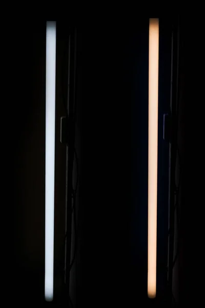 Détail d'un tube lumineux fluorescent monté sur un mur, lumières blanches et chaudes — Photo