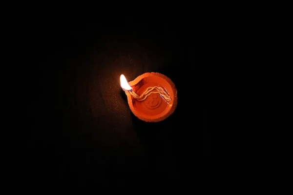 快乐的Diwali庆祝-黑暗背景下的Diya油灯 — 图库照片