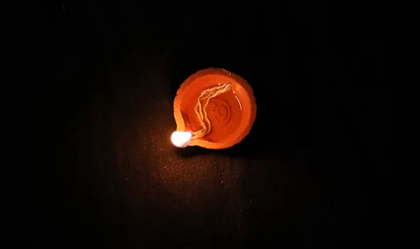 Happy Diwali oslava - Diya olejové lampy na tmavém pozadí — Stock fotografie