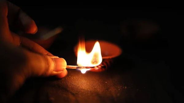 Щасливе свято Дівалі або Фестиваль індійського храму - олійні лампи на темному тлі — стокове фото