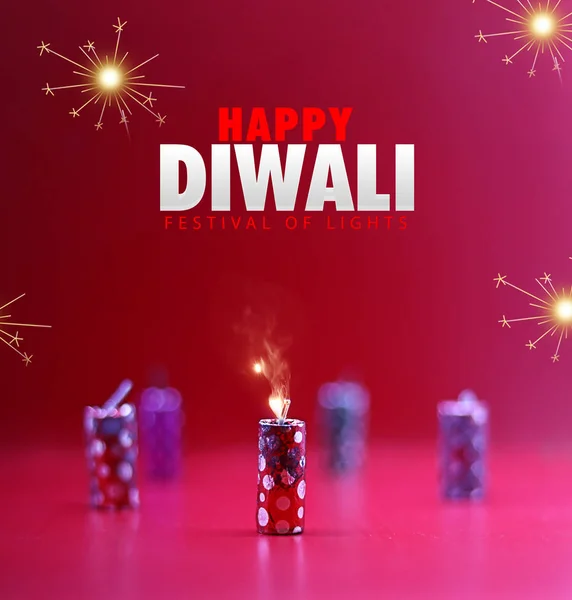 Petardos para el festival Diwali sobre fondo rojo, Happy Diwali Greeting Cards — Foto de Stock
