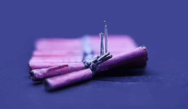 Firecrackers Cadena aislada sobre fondo negro — Foto de Stock