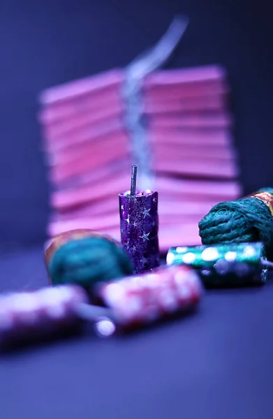 Stapel van vuur crackers voor Diwali festival viering — Stockfoto