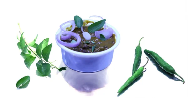 Chole / chana masala 또는 kadala Curry, 매콤 한 병아리 완두 카레. 양파, 녹색 킬리, 신선 한 카레 잎 — 스톡 사진