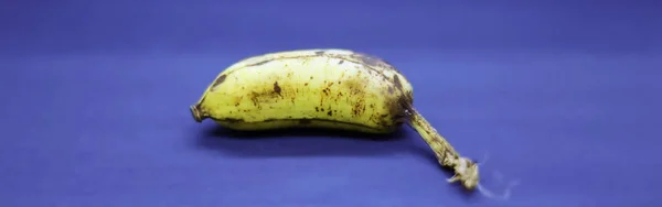 Mogna gula bananer frukter, gäng mogna bananer med mörka fläckar på en vit bakgrund. — Stockfoto