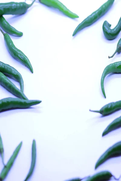 Pasta di peperoncino verde come cornice per l'immissione del testo, isolata su sfondo bianco — Foto Stock