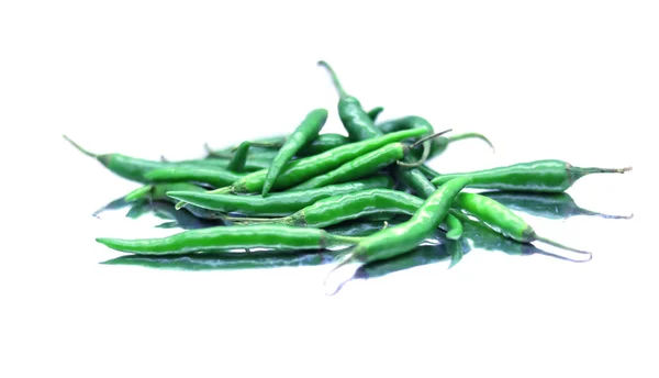Färsk grön chili på vit bakgrund — Stockfoto