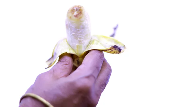 Tangan wanita muda memegang indah, segar, pisang kuning. Terisolasi pada latar belakang putih . — Stok Foto