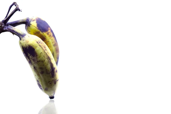 Bananas amarelas maduras, bananas maduras com manchas escuras no fundo branco — Fotografia de Stock
