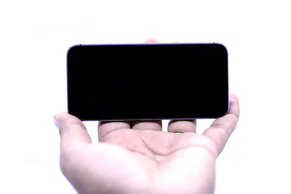 Mann hält schwarzes Smartphone mit leerem Bildschirm, isoliert auf weißem Hintergrund. — Stockfoto