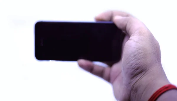Uomo mano tenendo smartphone nero isolato su sfondo bianco, percorso di ritaglio — Foto Stock