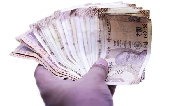 Mão com notas indianas de dez rúpias . — Fotografia de Stock