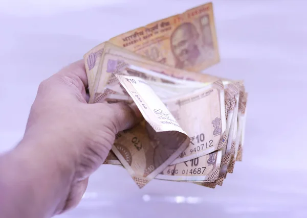 Mão com notas de rupia indiana — Fotografia de Stock