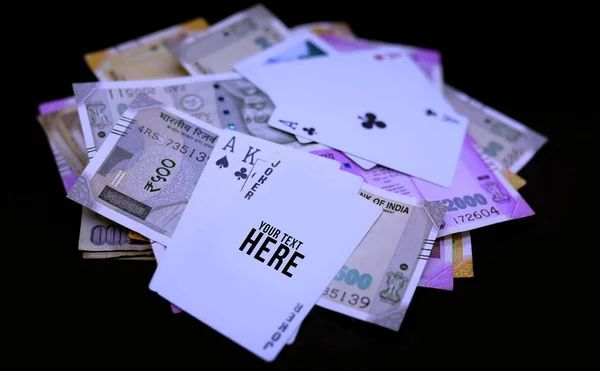 Jogar poker, jogar cartas com Indian Rupee Notas em blac — Fotografia de Stock