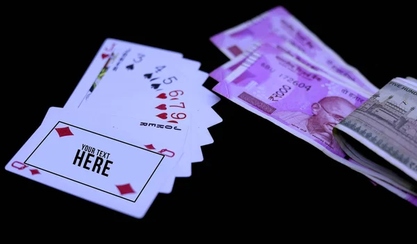 Full house of speelkaarten met Indiase Rupee bankbiljetten op zwart — Stockfoto