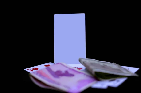 Close-up van speelkaarten met Indiase Rupee bankbiljetten — Stockfoto