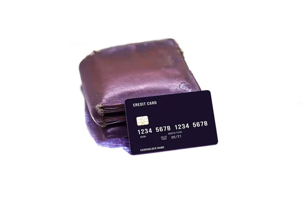 흰색 테이블 위에 신용 카드 및 직권 카드를 가진 남자의 지갑 — 스톡 사진