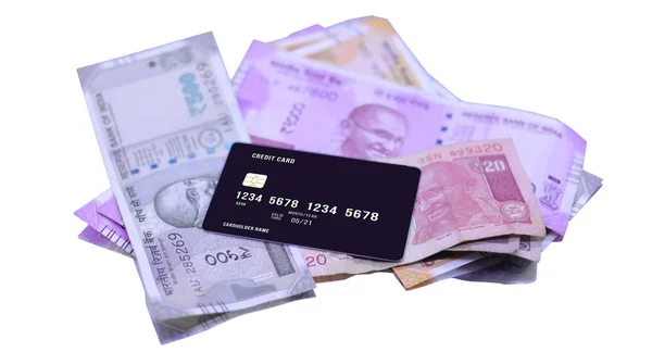 Üzerinde kredi ve banka kartları olan Hint para birimi notu. — Stok fotoğraf
