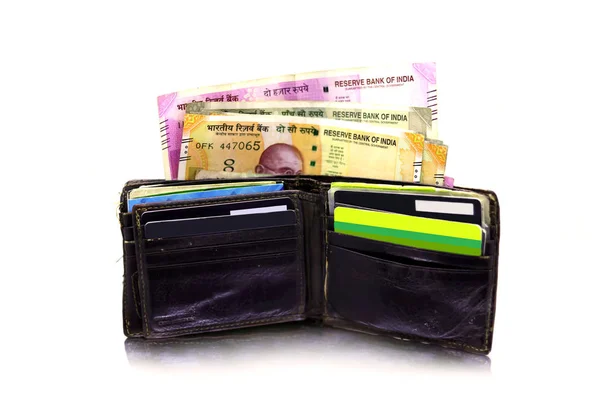 Dinheiro indiano e cartões de crédito ou cartões de débito numa carteira . — Fotografia de Stock
