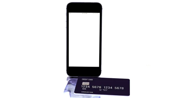 Beyaz arka sayfada kredi kartı ya da banka kartı olan cep telefonu — Stok fotoğraf