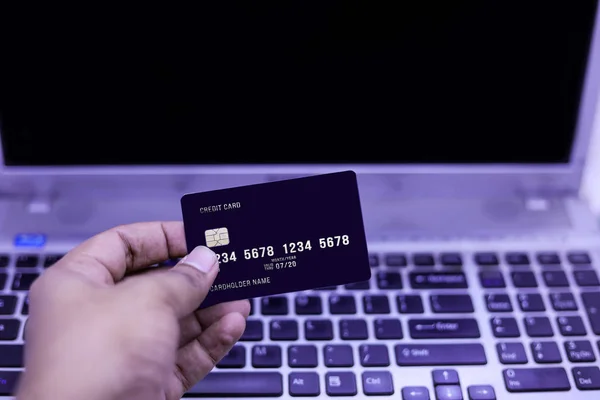 Pagamento online, mãos de homem segurando e usando cartão de crédito para onl — Fotografia de Stock