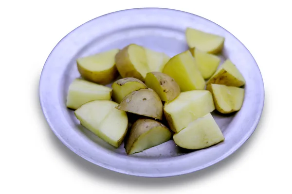 Teller geschnittene Kartoffeln isoliert auf weißem Hintergrund — Stockfoto