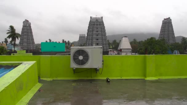 Regnet Auf Der Terrasse Hintergrund Des Hindu Tempels — Stockvideo