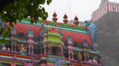 Şiddetli yağmur, Hindu Tanrıları modern Hindu Tapınağında.