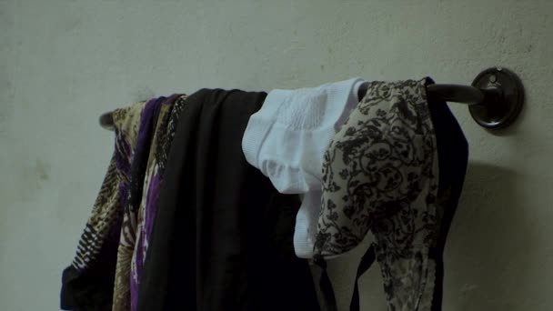 Nahaufnahme Kleidung, Frauenkleidung auf Hängeständer im Badezimmer — Stockvideo