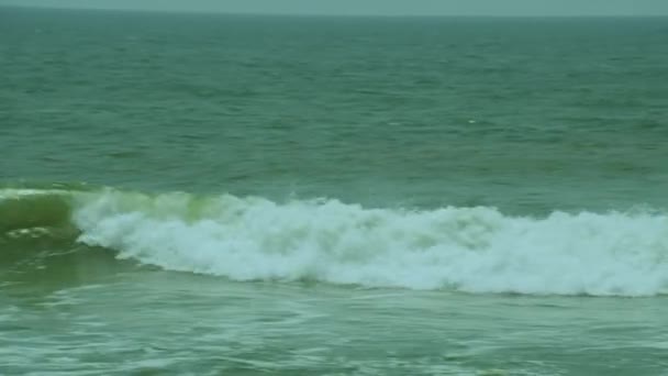 从海滩的角度来看，在阳光普照的大海中，巨浪高速而来，在阳光普照的日子里，波涛汹涌，势不可挡 — 图库视频影像
