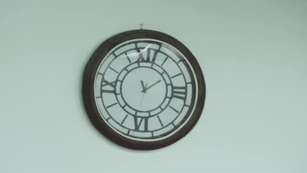 Годинник на білій стіні крупним планом — стокове відео