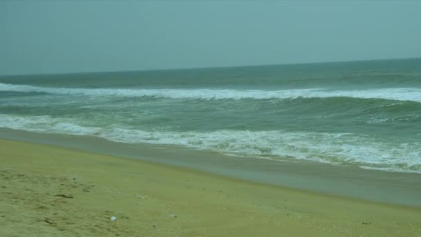 Onde molto enormi si accende ad alta velocità e cresce con potenza invredibile nella giornata di sole sulla marea oceanica dalla vista sulla spiaggia — Video Stock