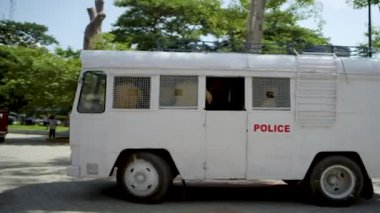 Chennai, Hindistan-Haziran 08-2020: Hint polisi otobüsten indi ve sokaklara koştu