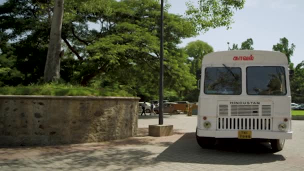 Chennai, India-08 Giugno 2020: Il bus di trasporto dei prigionieri del Dipartimento di Polizia Indiano è pronto in un centro di comando di emergenza — Video Stock
