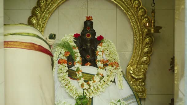 Gente indù che fa Puja per pregare per Dio al Tempio di Vinayagar — Video Stock