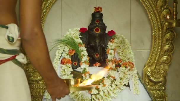 Close-up van hindoeïstische ceremonie, niet-geïdentificeerde hindoeïstische priester bij de religieuzen, vuurpuja, in Zuid-Azië, India — Stockvideo