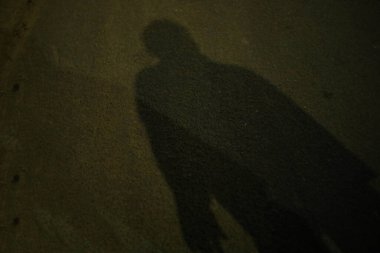 Bulanık gölge ve siluet bir adamın geceleri ayakta duruşu