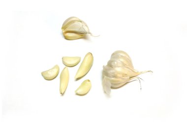 Beyaz arka planda izole edilmiş sarımsak.