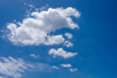 Beyaz bulutlu mavi gökyüzü arkaplanı