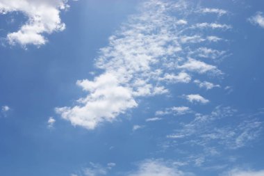 Gökyüzü bulutla mavidir, doğası gereği güzeldir..