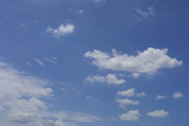 Güzel mavi ve beyaz gökyüzü arkaplanları