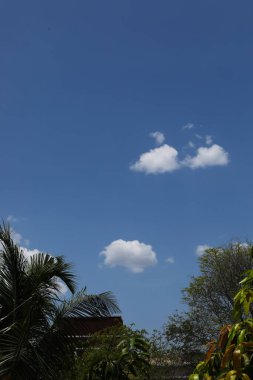 Mavi gökyüzü arkaplanlı beyaz bulut