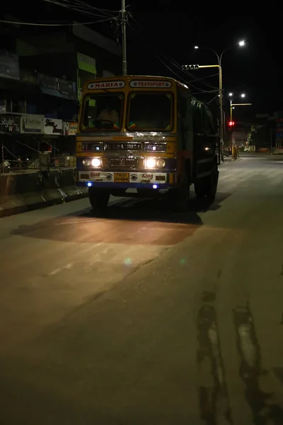 Camión Que Conduce Las Calles Por Las Noches — Foto de Stock