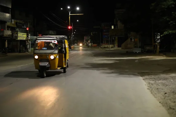 Conductor Auto Rickshaw Está Conduciendo Las Calles Por Las Noches — Foto de Stock
