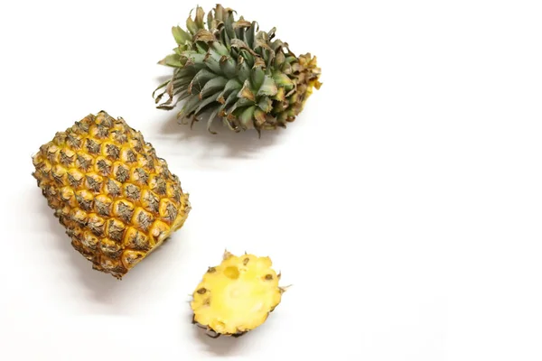 Ananas Samling Hela Och Skivade Ananas Isolerad Vit Bakgrund — Stockfoto