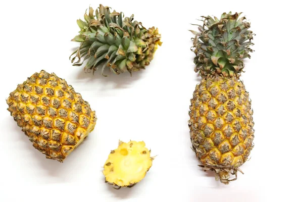 Färsk Hel Och Skuren Ananas Isolerad Vit Bakgrund Från Toppvyer — Stockfoto