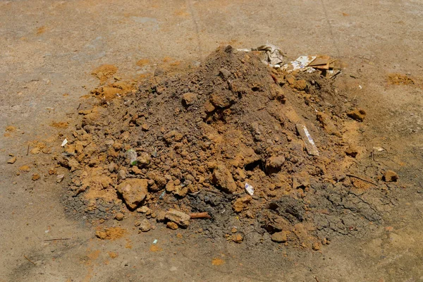 Ein Haufen Schlamm Auf Der Terrasse Oder Auf Der Straße — Stockfoto