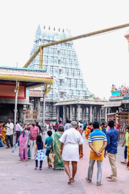 THIRUVANNAMALAI, INDIA - 24 Aralık 2019: Hindu fanatikler ve yabancı turistler Hindistan 'daki tapınakta eğlendiler