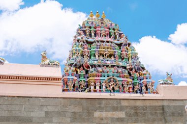 Hindu Tanrısı Heykelleri İnanılmaz mavi arka planda bir Hindu Tapınağında
